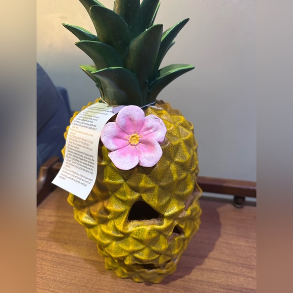 SPOOKY SUMMER 12in LED Resin Pineapple Skull With Floral Accent NWTS - Picture 5 of 11